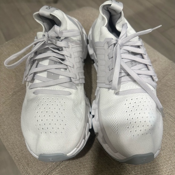 On Cloud running shoes - Picture 3 of 5